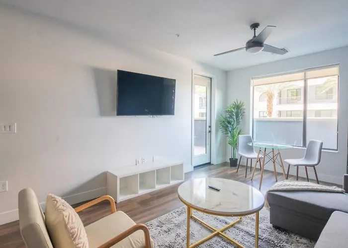 Bright And Sleek 1br Parking Workspace Apartment