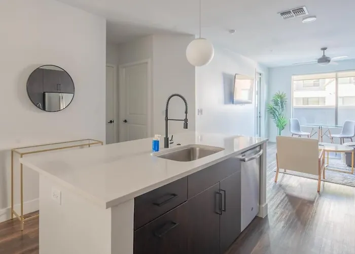 Apartment Bright And Sleek 1br Parking Workspace *