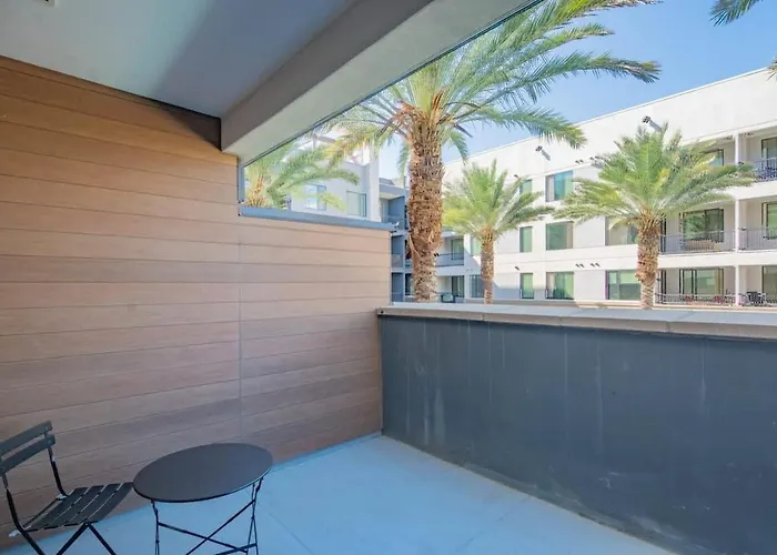 Bright And Sleek 1br Parking Workspace Apartment
